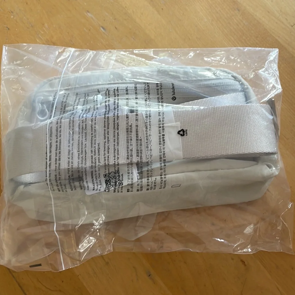NWT Lululemon Everywhere Belt Bag Opal White - Picture 6 of 8